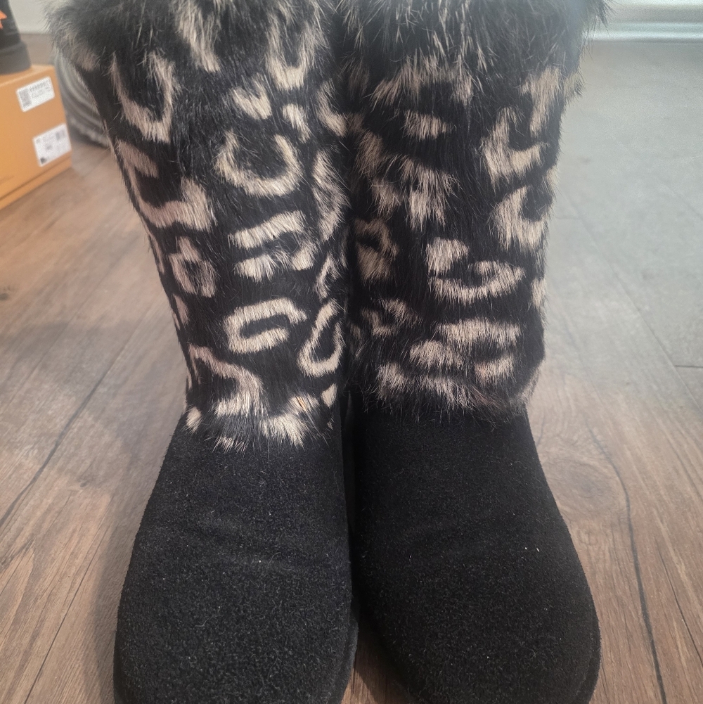 BearPaw Faux Fur Leopard Print Boots Black and White - Picture 1 of 3